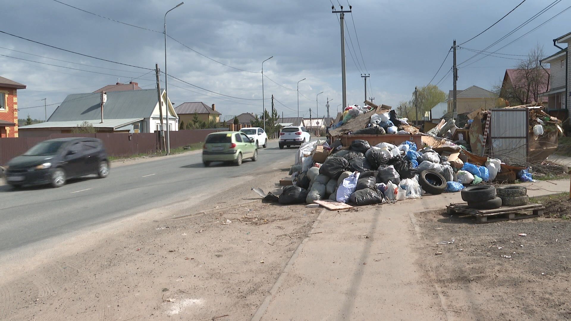 Региональный оператор по вывозу ТКО ответил на жалобы о скоплении мусора в казанских поселках